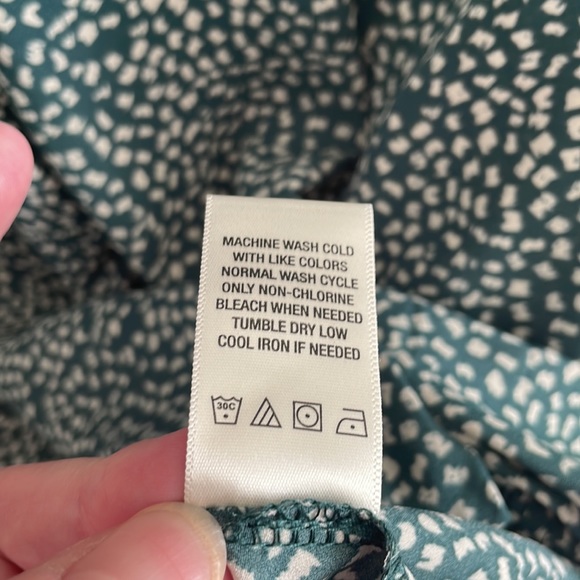 NWT dark green v-neck blouse with long sleeves. - Picture 8 of 8